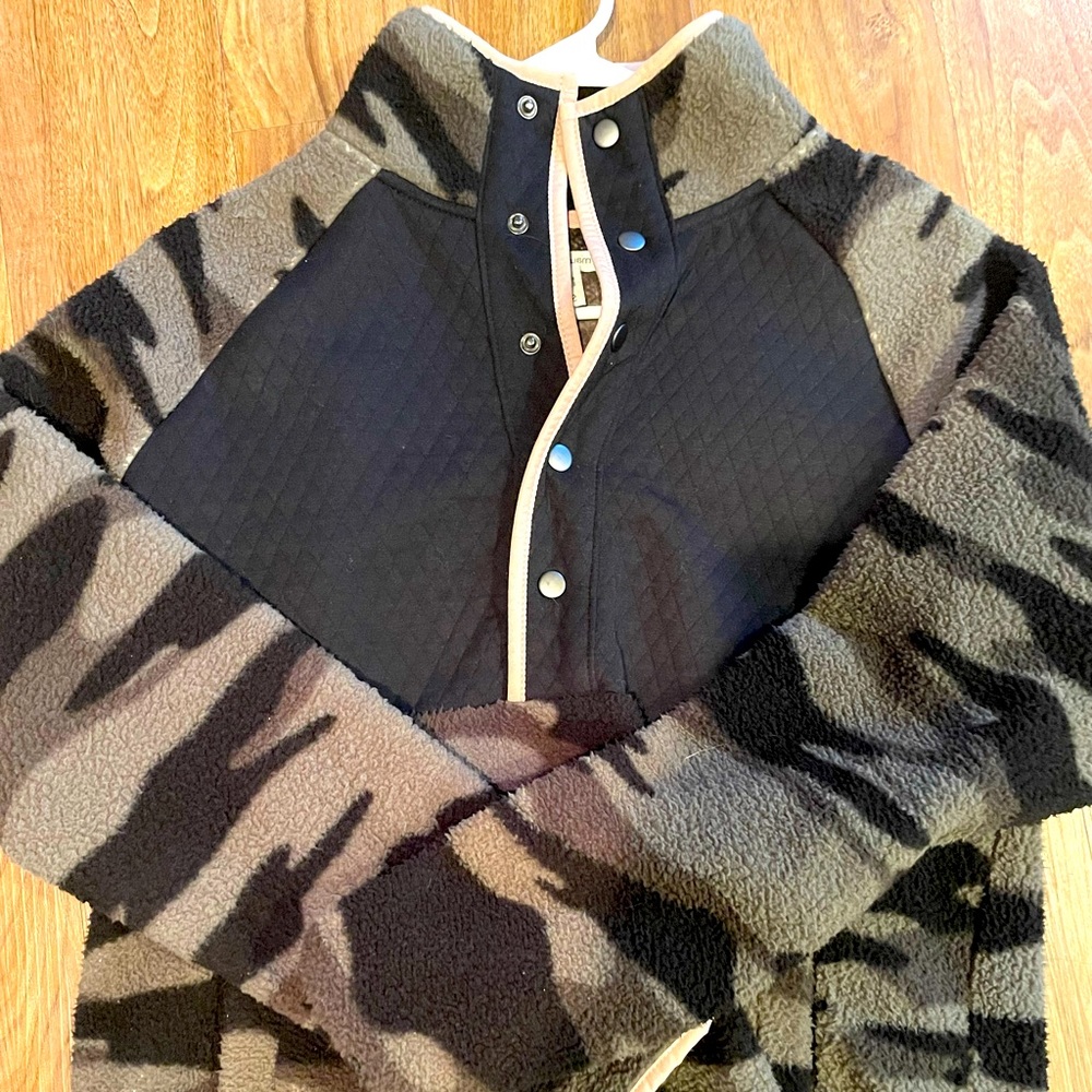 Maurices Camo Quilted Sherpa Pullover Sweatshirt like new worn twice size small